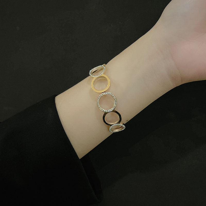 Simple hollow bracelet