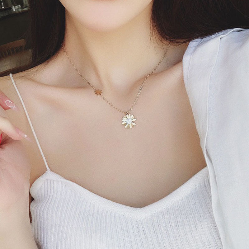 Simple Daisy Pendant Necklace