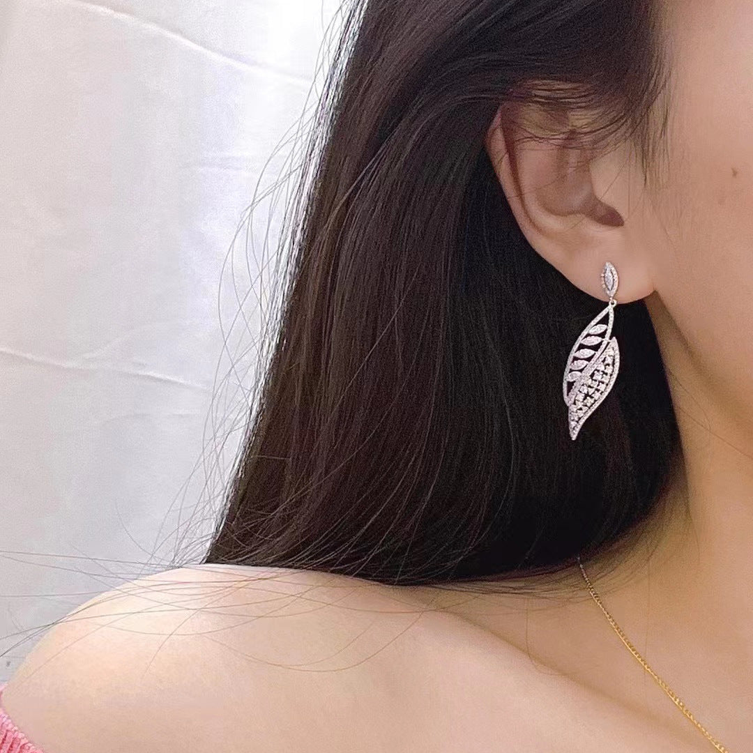 Stylish diamond-filled exaggerated leaf earrings