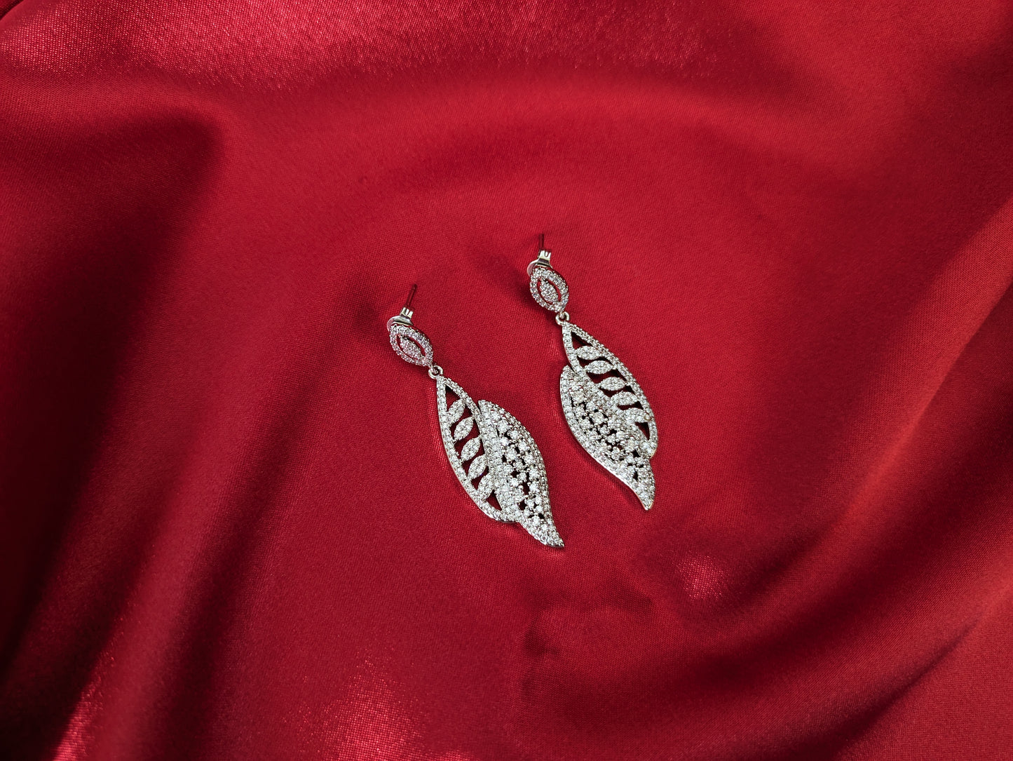 Stylish diamond-filled exaggerated leaf earrings