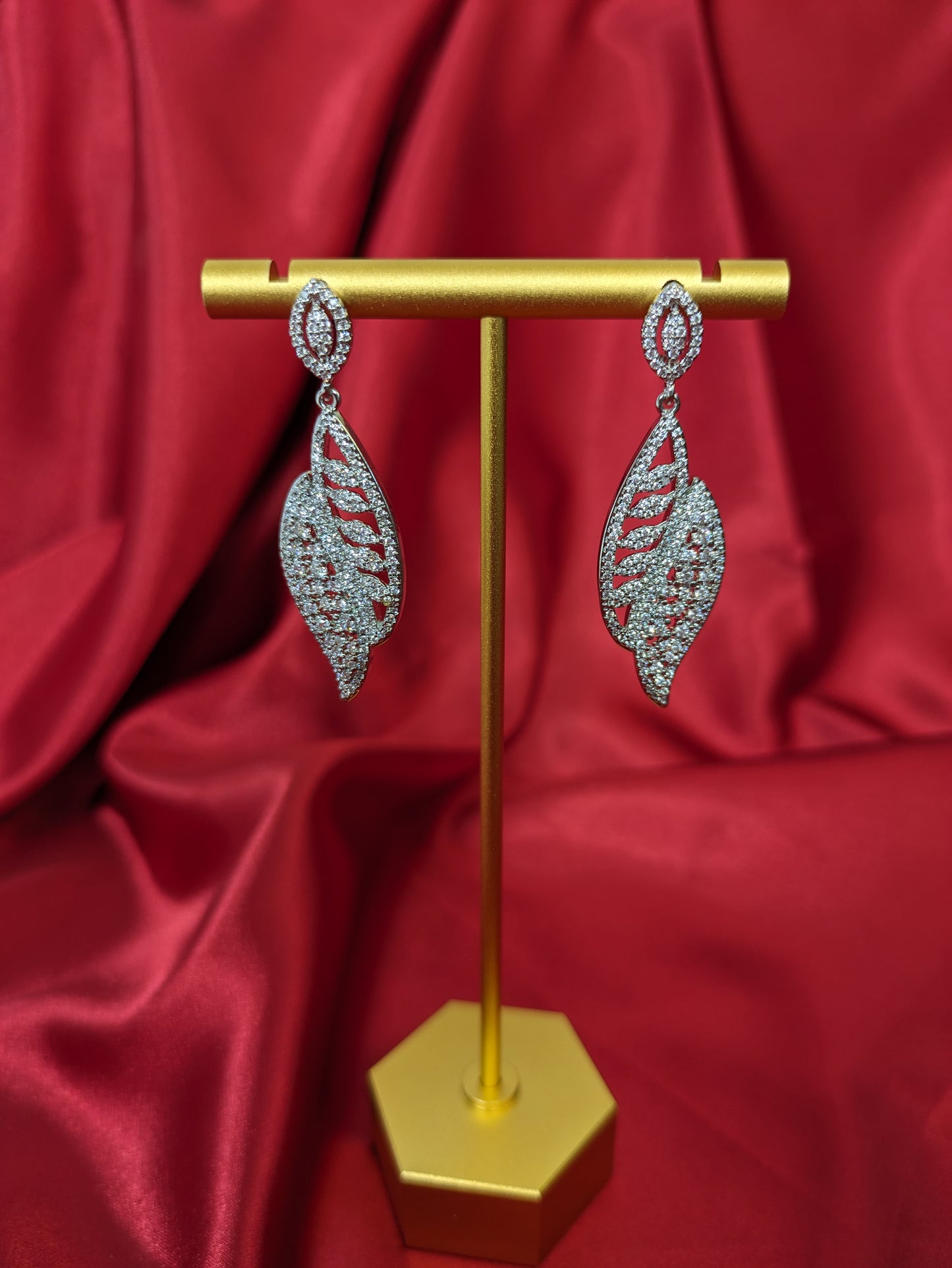 Stylish diamond-filled exaggerated leaf earrings