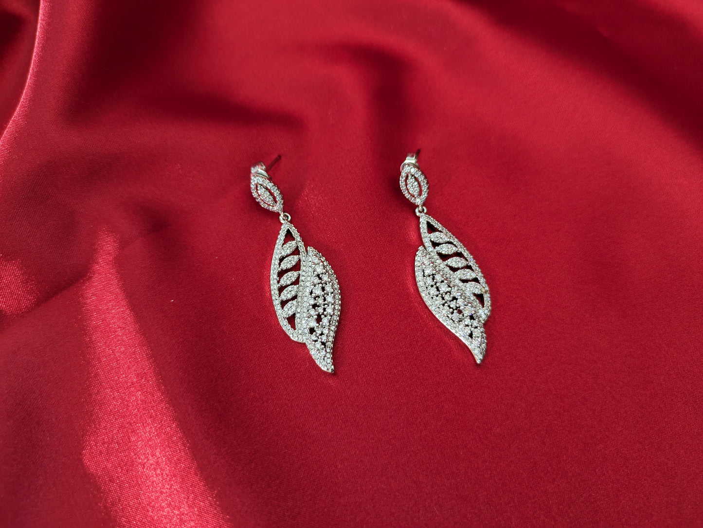 Stylish diamond-filled exaggerated leaf earrings