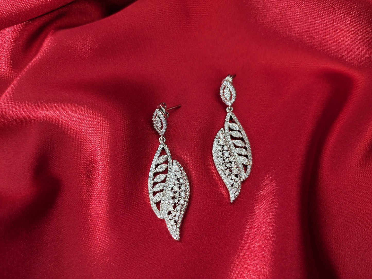 Stylish diamond-filled exaggerated leaf earrings