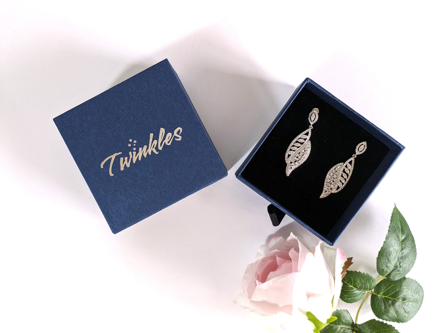 Stylish diamond-filled exaggerated leaf earrings