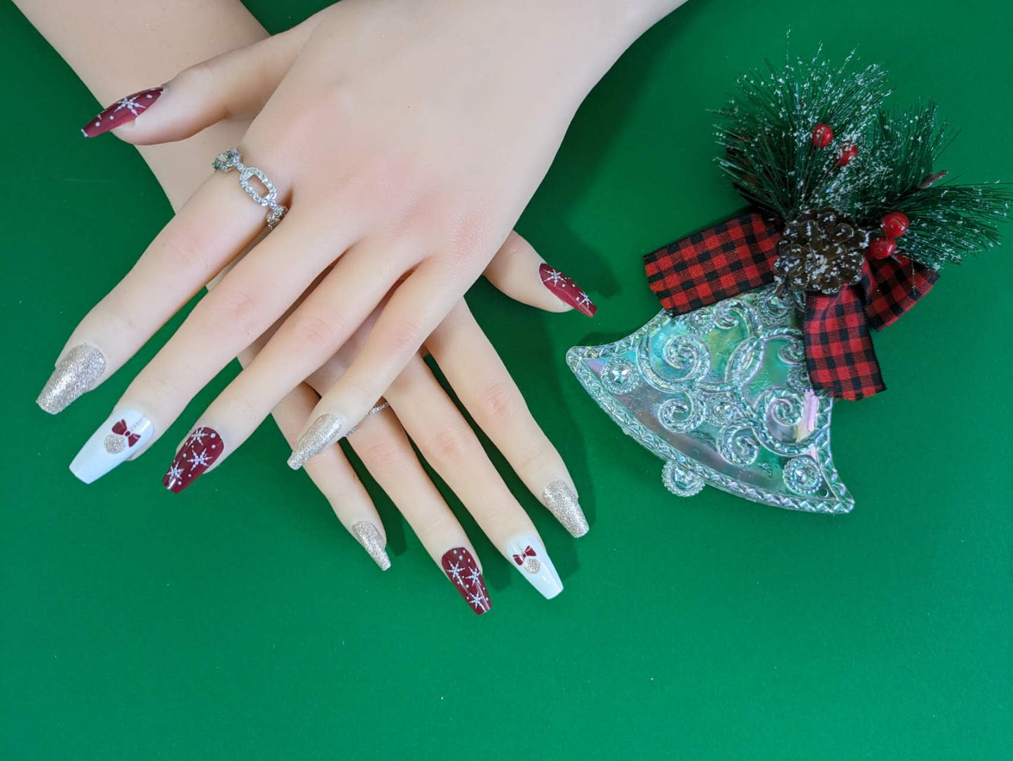 Santa Series Six-Snow and Bell Press On Nails