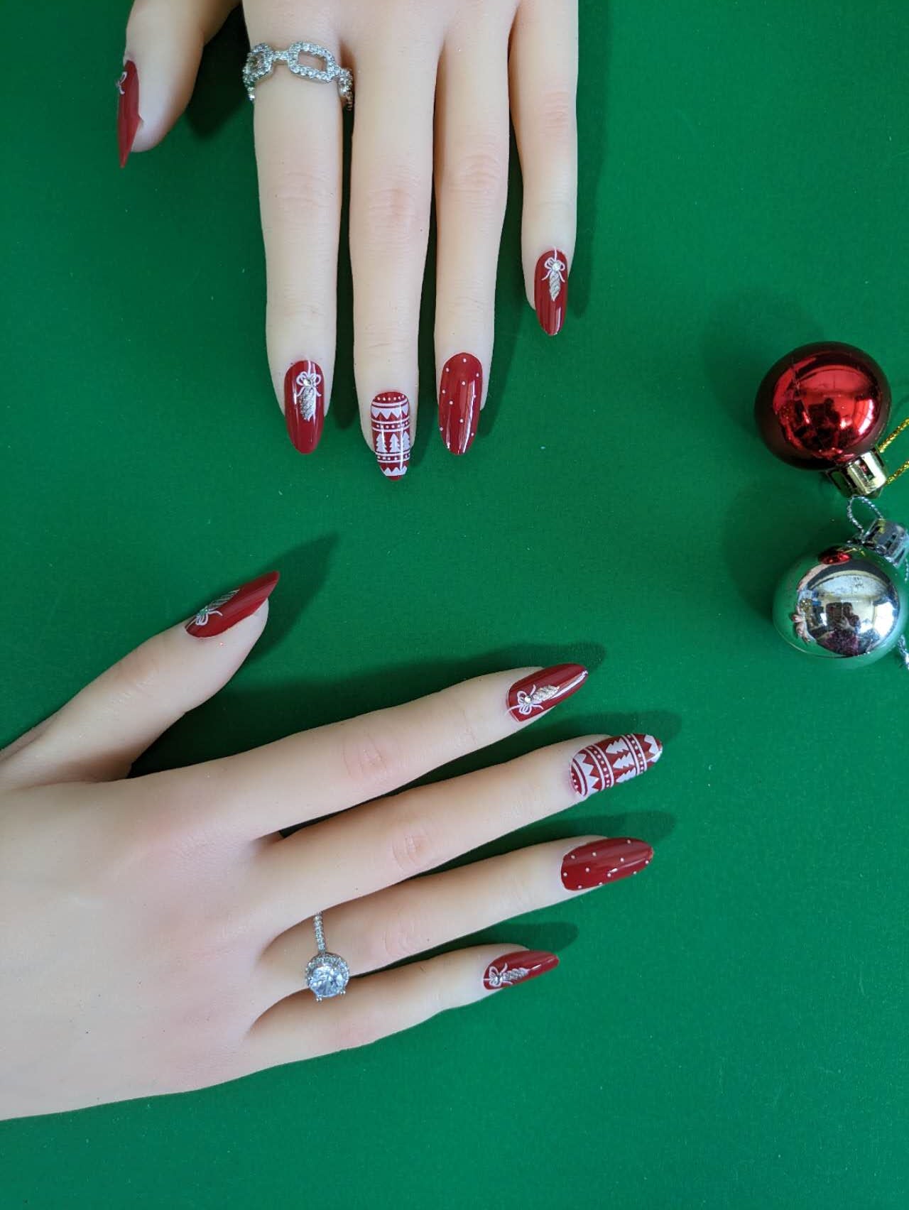 Santa Series Seven-Feather Press On Nails